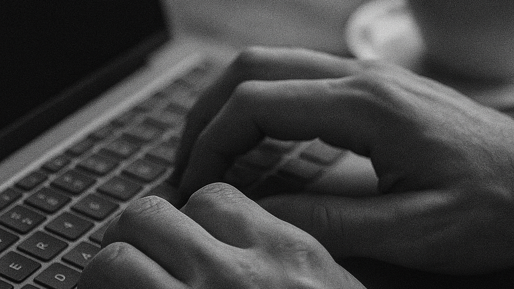 Freelance marketeer aan het werk op de computer